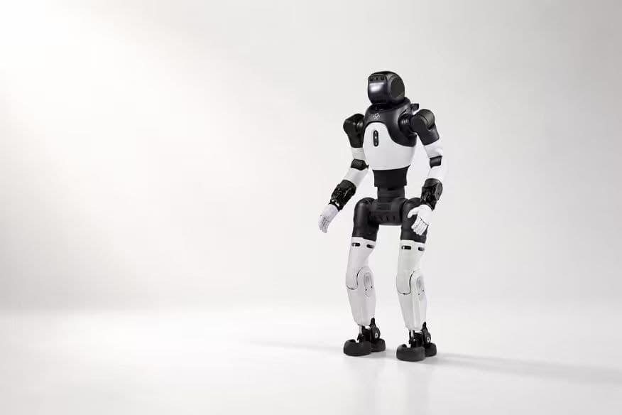 FF Master humanoid host at a reception